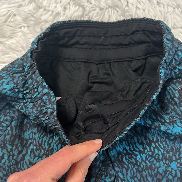 Lululemon Tracker Short V *4" Illuminate Multi Black / Black - Picture 2 of 6